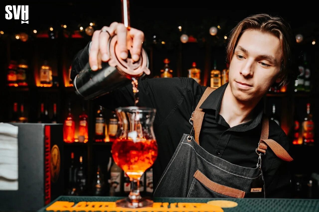 Бармен в ночной клуб. Бармен (профессия). Официант бармен. Ищем бармена. Вакансия ночной бармен.