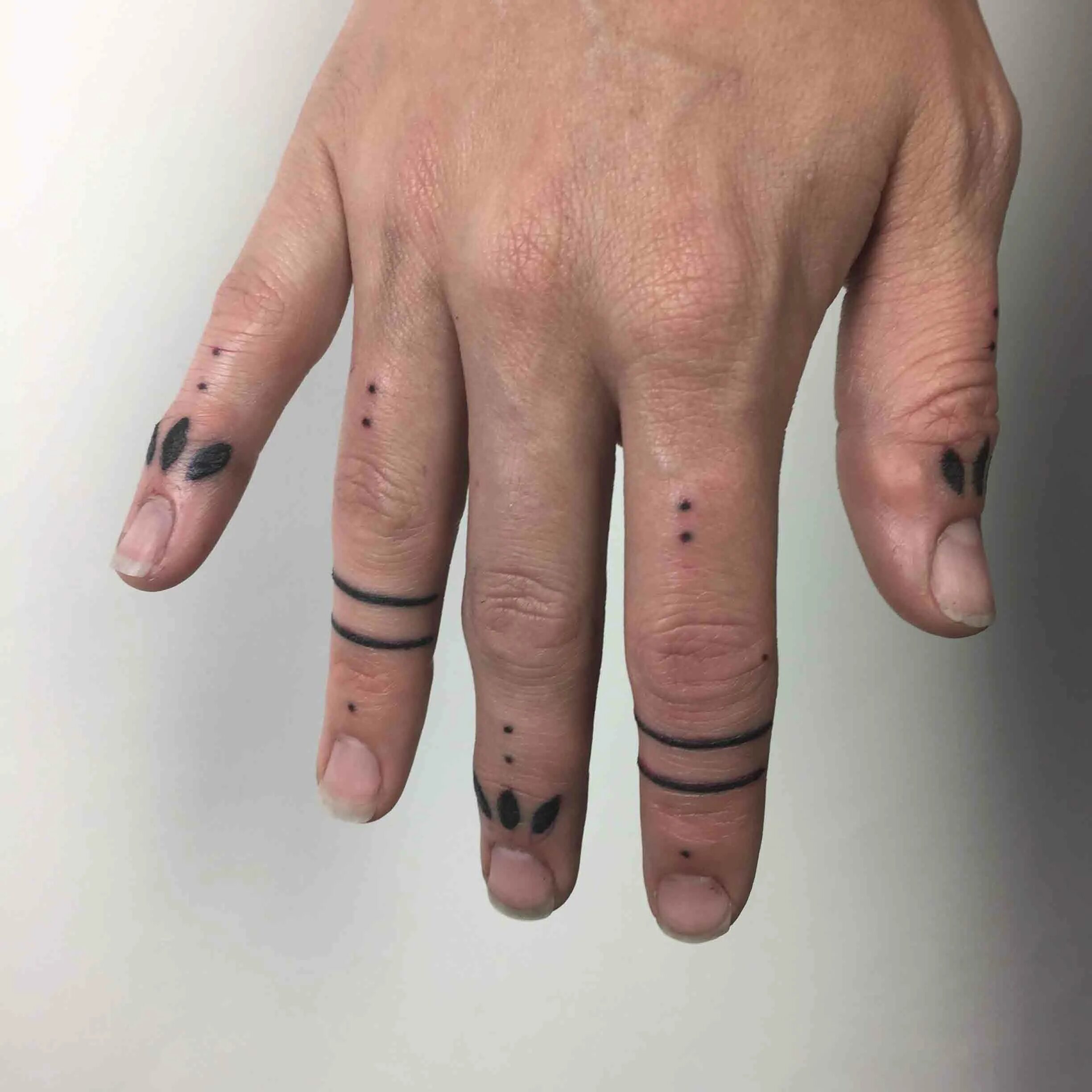 маленькие тату на пальцах. тату точки на пальцах. тату между пальцами. тату на пальце сбоку. тату линии на пальцах.