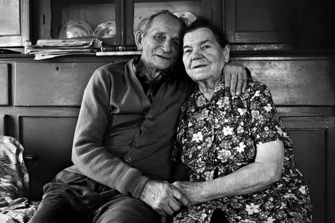 Забота о старых родителях. Паре стара мама. Пожилая мама. Объятия с бабушкой. Объятия пожилых.