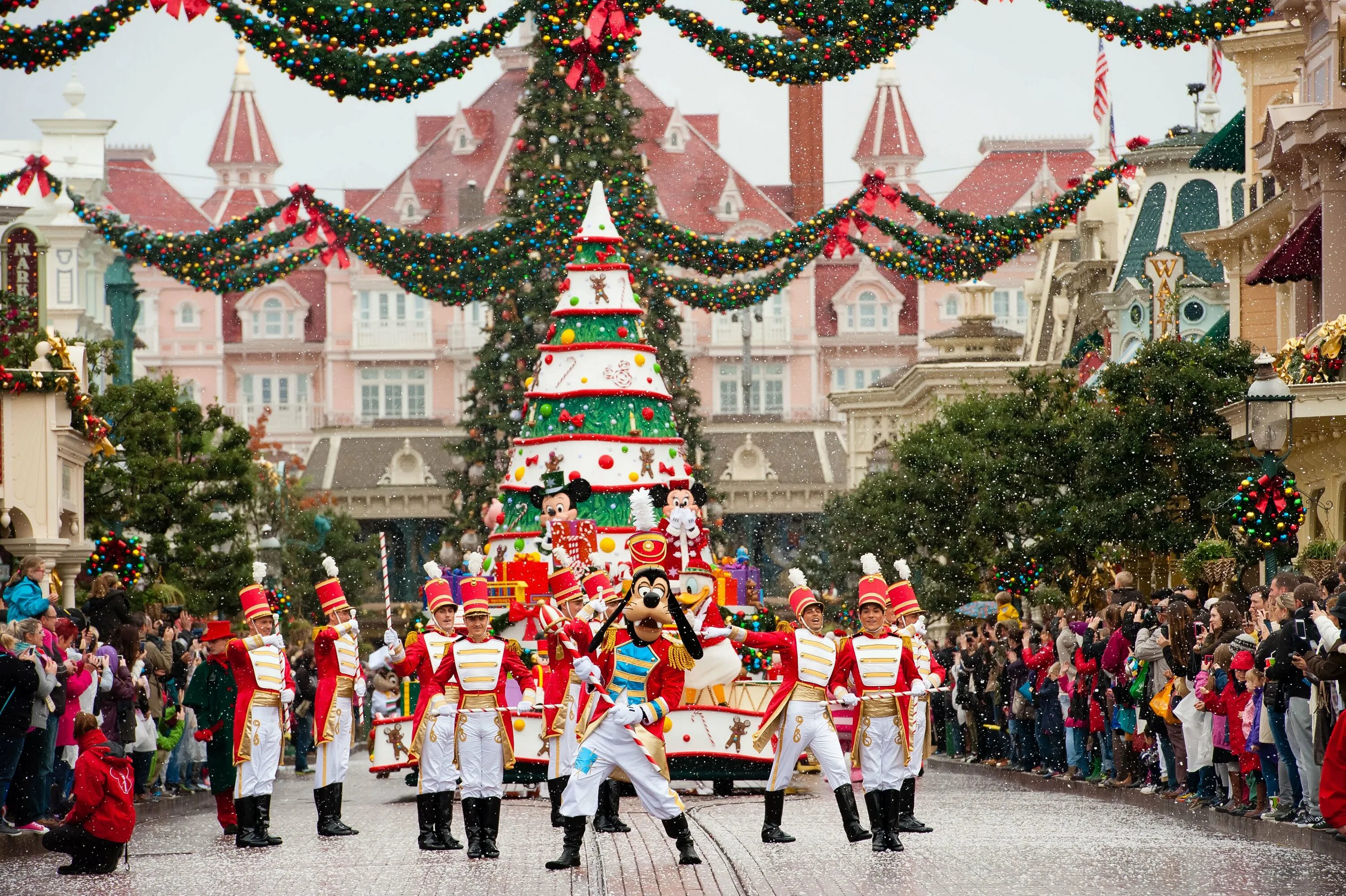 Новогодние украшения в англии. Christmas traditions december. Новогодние носки на камин. С рождеством католическим. Новогодняя ёлка картинки.