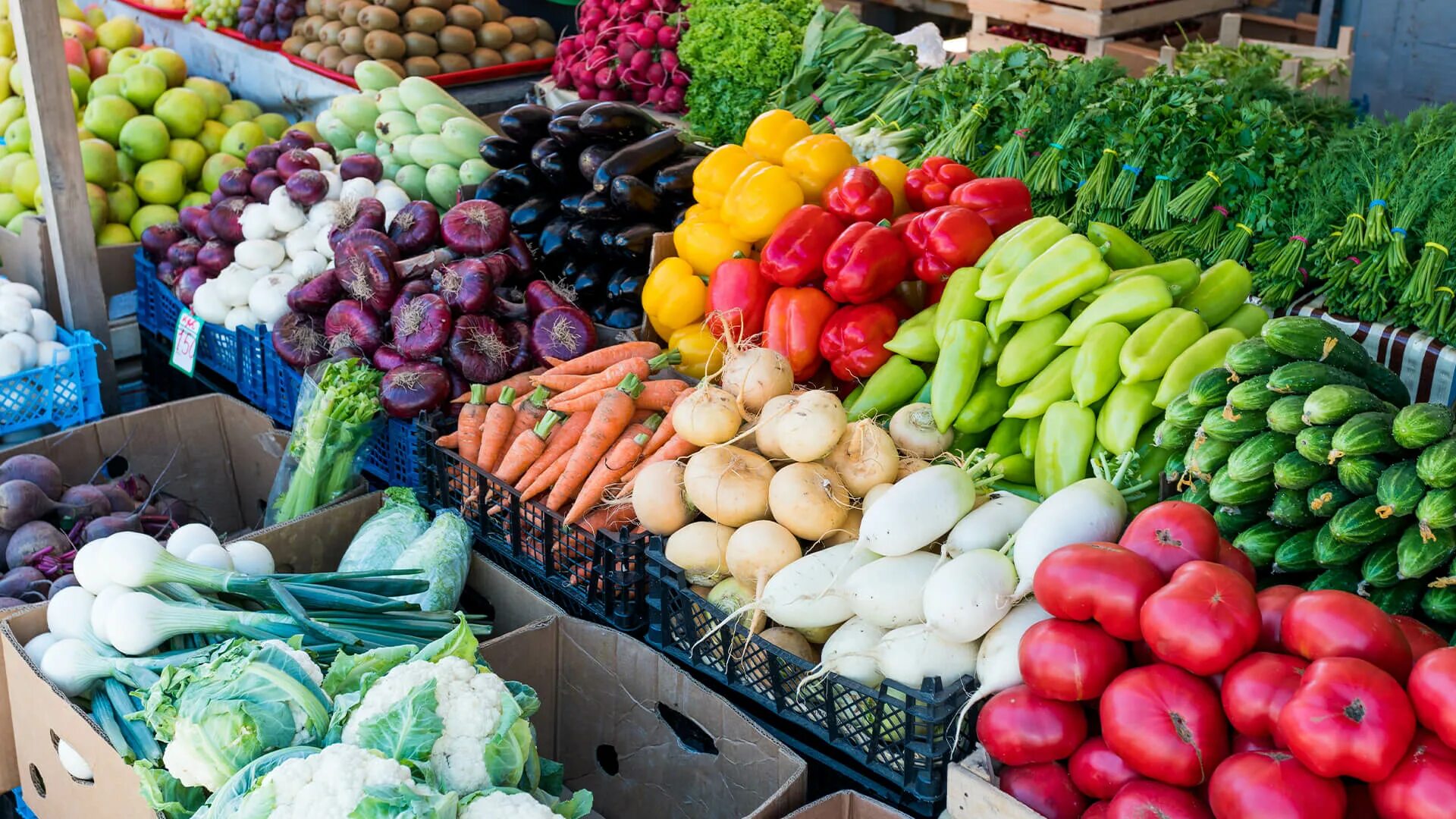 Овощи на рынке. Овощи и фрукты на рынке. Фруктовый рынок. Овощи и фрукты на базаре.