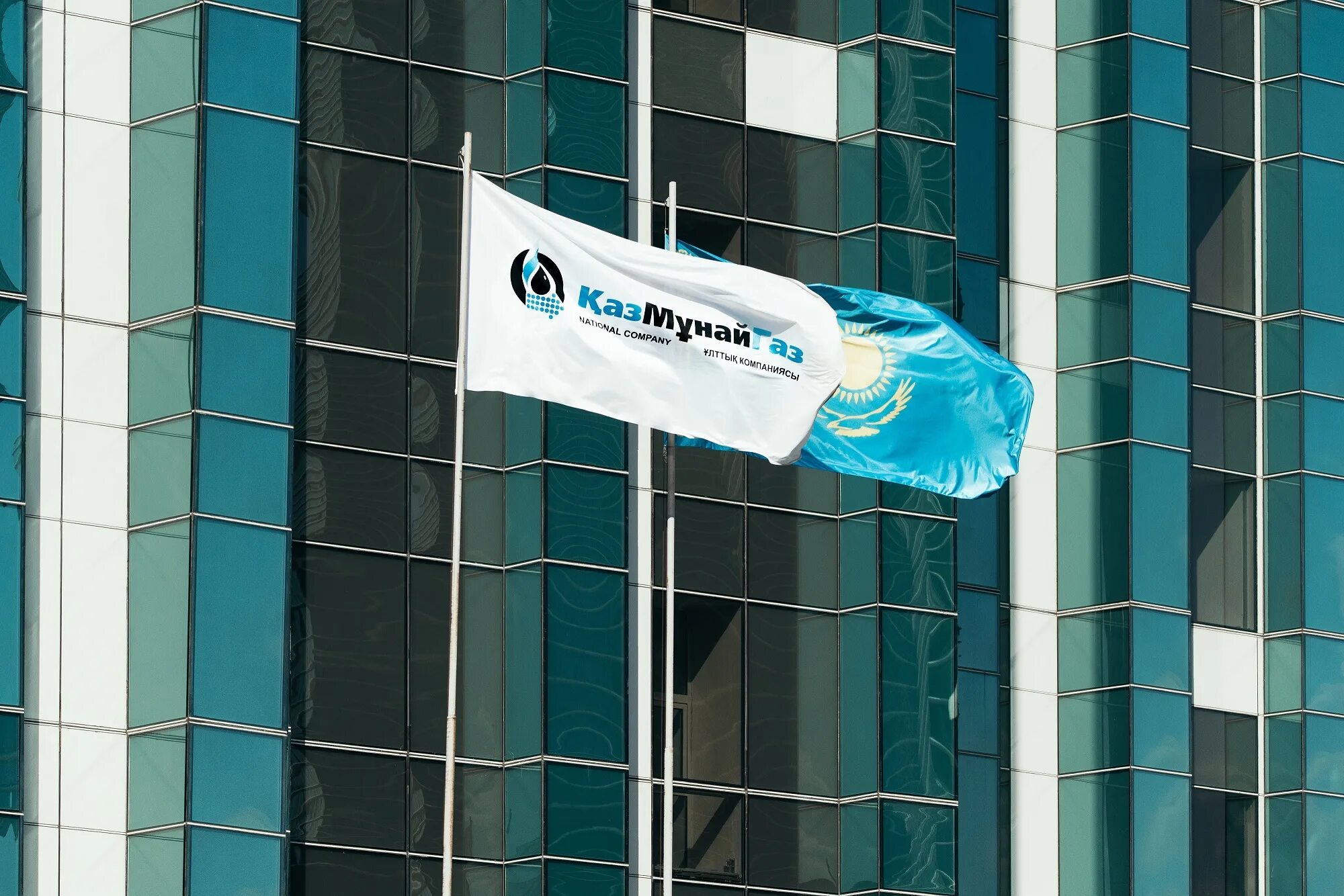 Автозаправка в казахстане. Казмунайгаз компании. Эмблемы газовых компаний. «казмунайгаз» конфликт. Казмунайгаз здание.