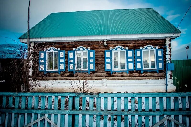 Домик с синими ставнями. Морозное окно со ставнями. Голубые ставни изба. Голубые ставни. Старый дом с голубыми ставнями есенин.