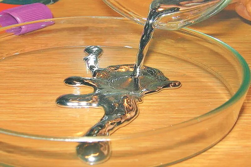 Ртуть плавает в воде. Ртуть / hydrargyrum (hg). ртуть в жидком состоянии. изделия из ртути. разлитая ртуть.