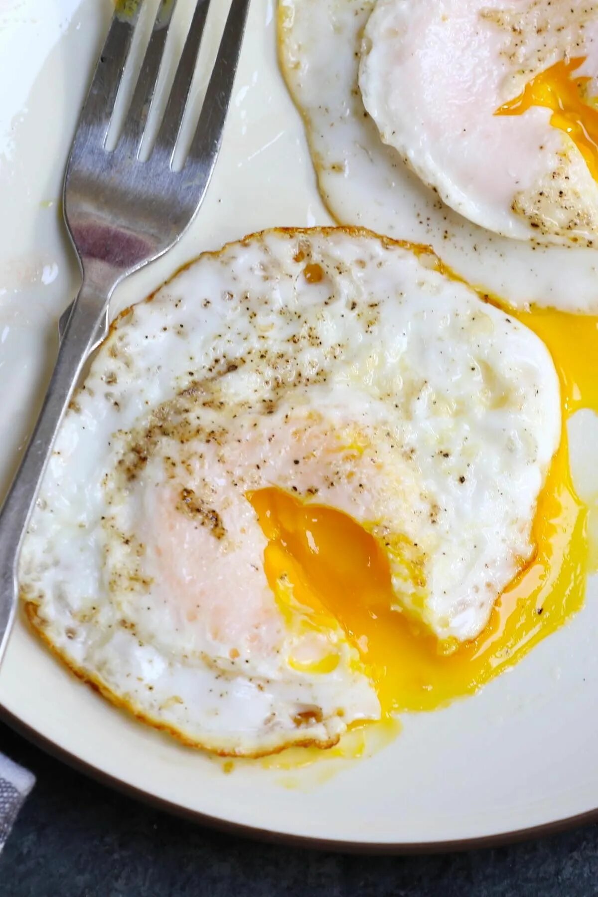 Жареные яйца. Яичница овер ИЗИ. Fried Eggs over easy. Как красиво пожарить яичницу.