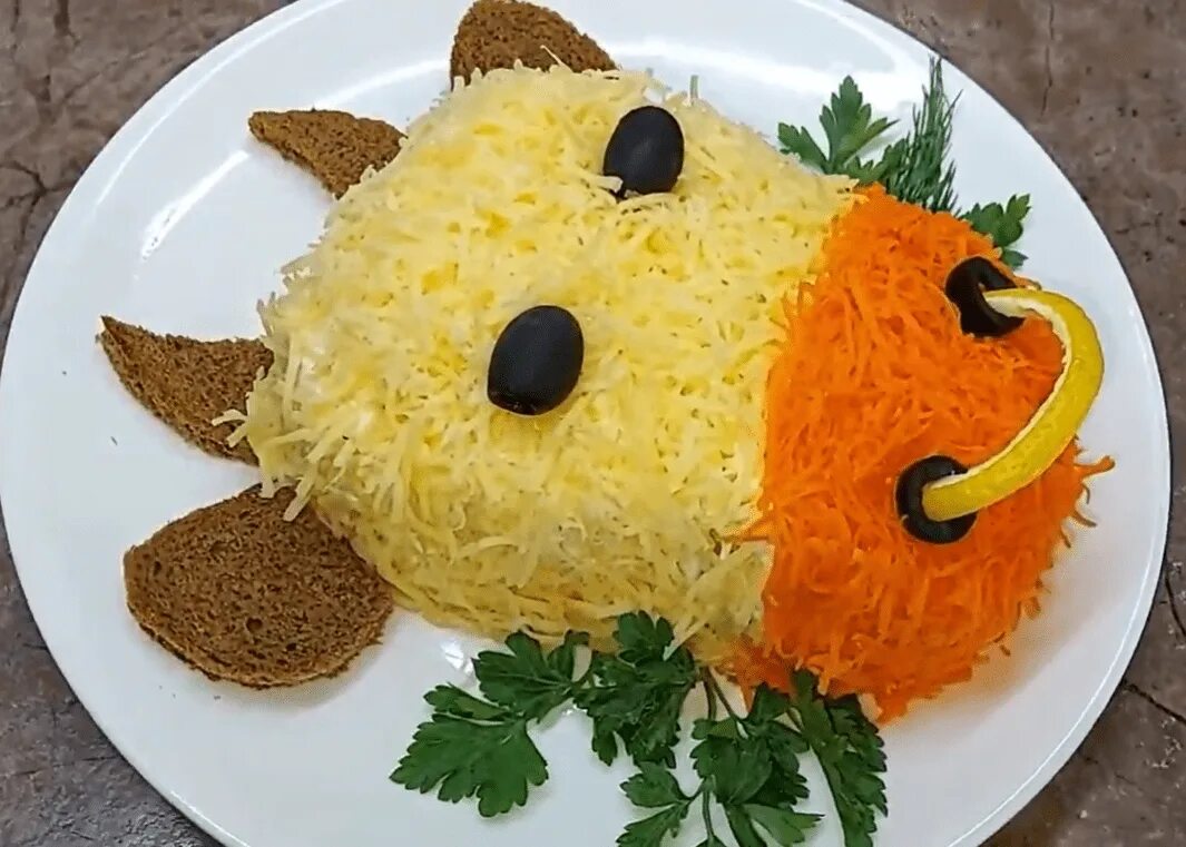 Салат в форме быка. Красивые и вкусные салаты на праздничный стол. Красивые салаты. Салаты на новый год 2021. Салат полосками.