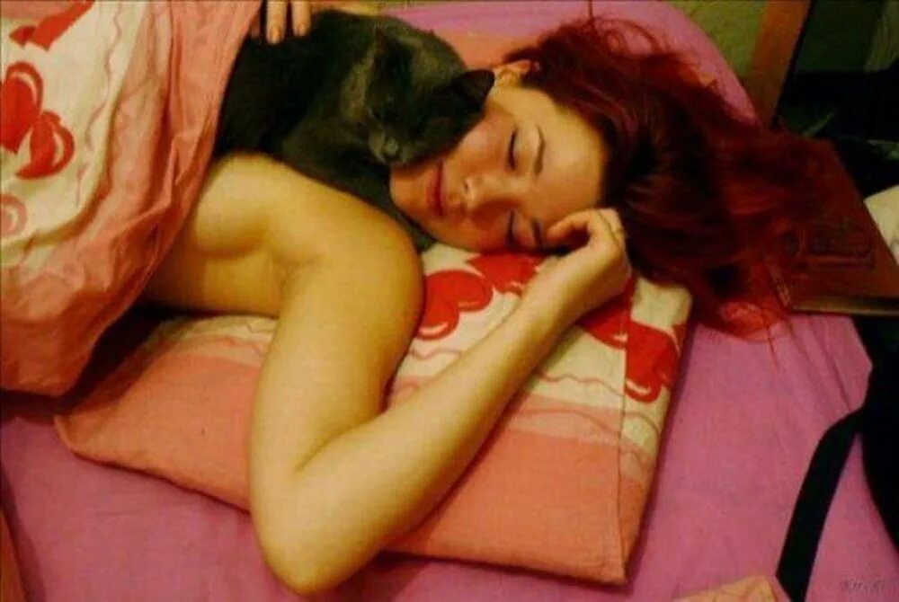 Девушки смешно спят. Женщина спит. Девушки смешно спят. Девушка уснула. Сонная девушка.