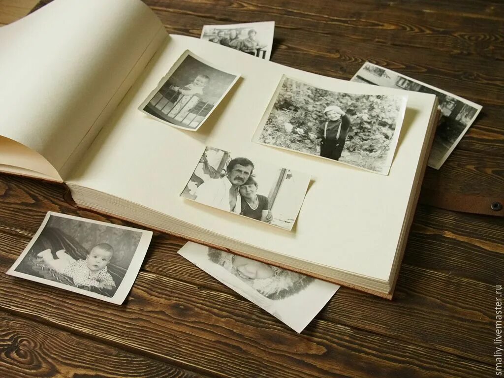 Старый семейный фотоальбом. Перелистывать фотоальбом. Старинный альбом. Фотоальбом старый листать. Листая фотографии альбомов.