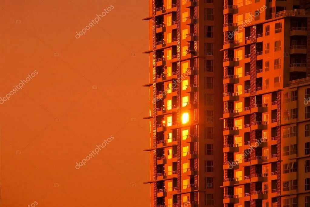 Отражение заката в окнах. Отражение солнца в окне. Многоэтажки солнце. Освещенные солнцем многоэтажки.