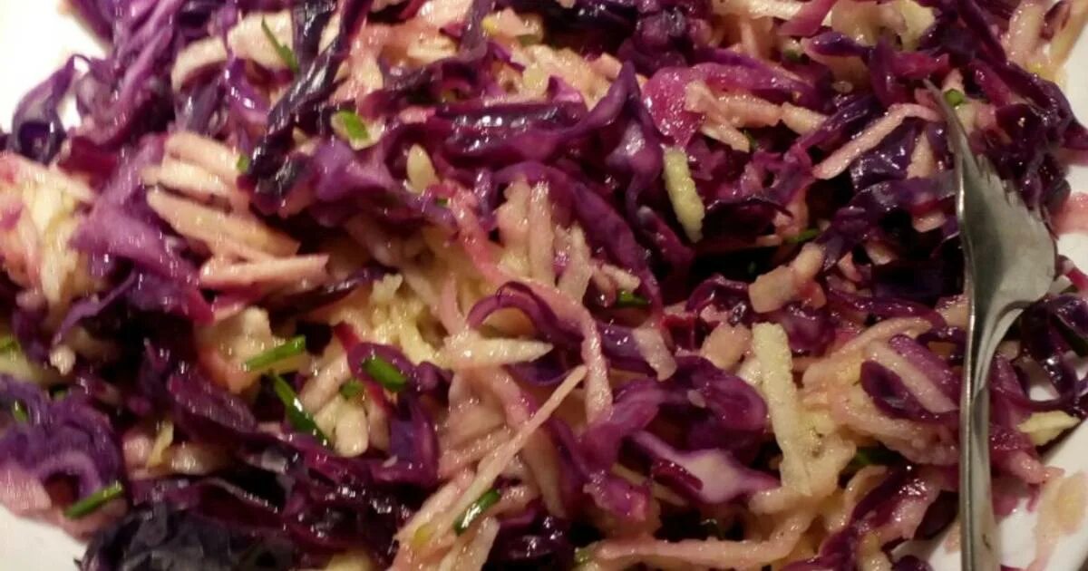 Синяя капуста салат. Салат с синей капустой. Салат с краснокочанной капустой. Фиолетовая капуста с майонезом. Капуста салатная синяя.