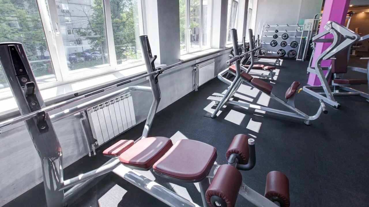 Фитнес ссср кожуховская. Тренажёрный зал элис. Фитнес клуб elis в москве. Элис спортзал. Фитнес клуб в печатниках.