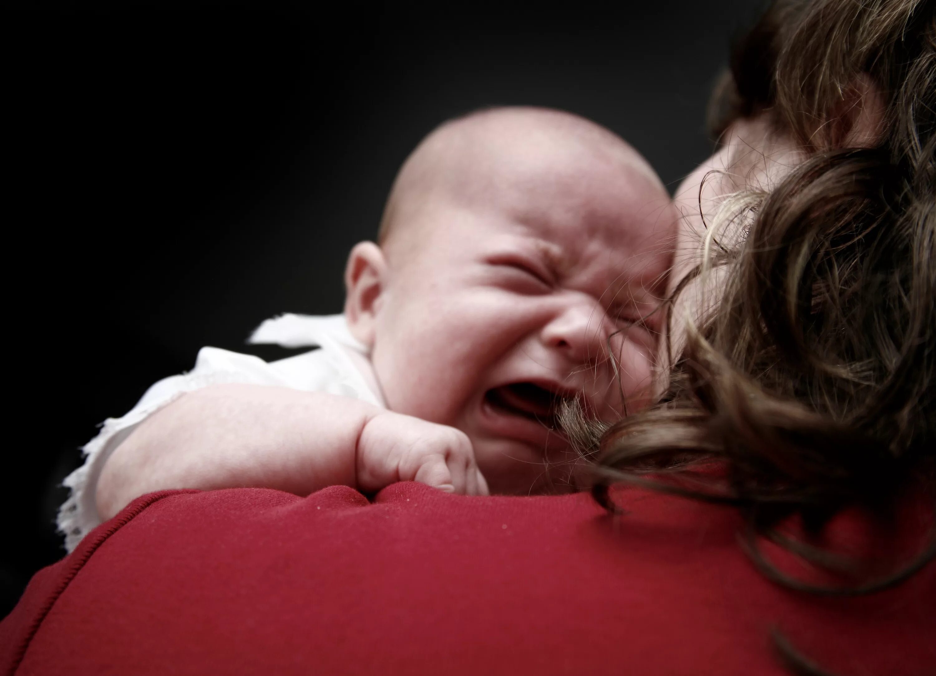 Плачущий ребенок. Новорожденный кричит. Новорожденный ребенок плачет. Плачущий грудной ребенок.
