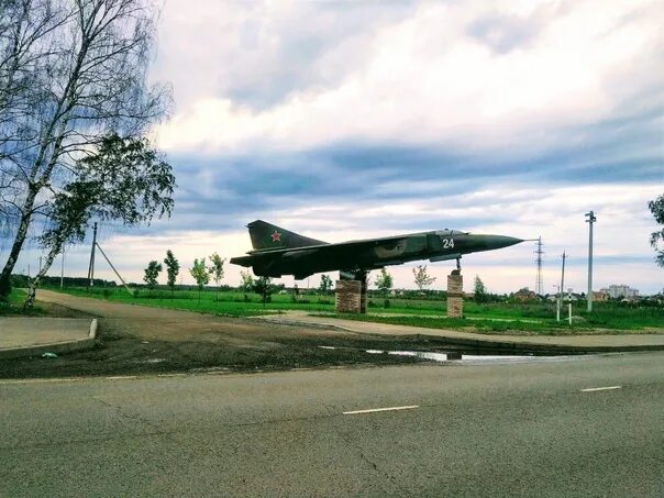 Авиационная 18 санкт-петербург. Красноярский край памятник самолету на краснодарской улице. Самолет в галиче. Памятник самолет миг 21 воронеж улица. Городок рязань дягилево самолёт.