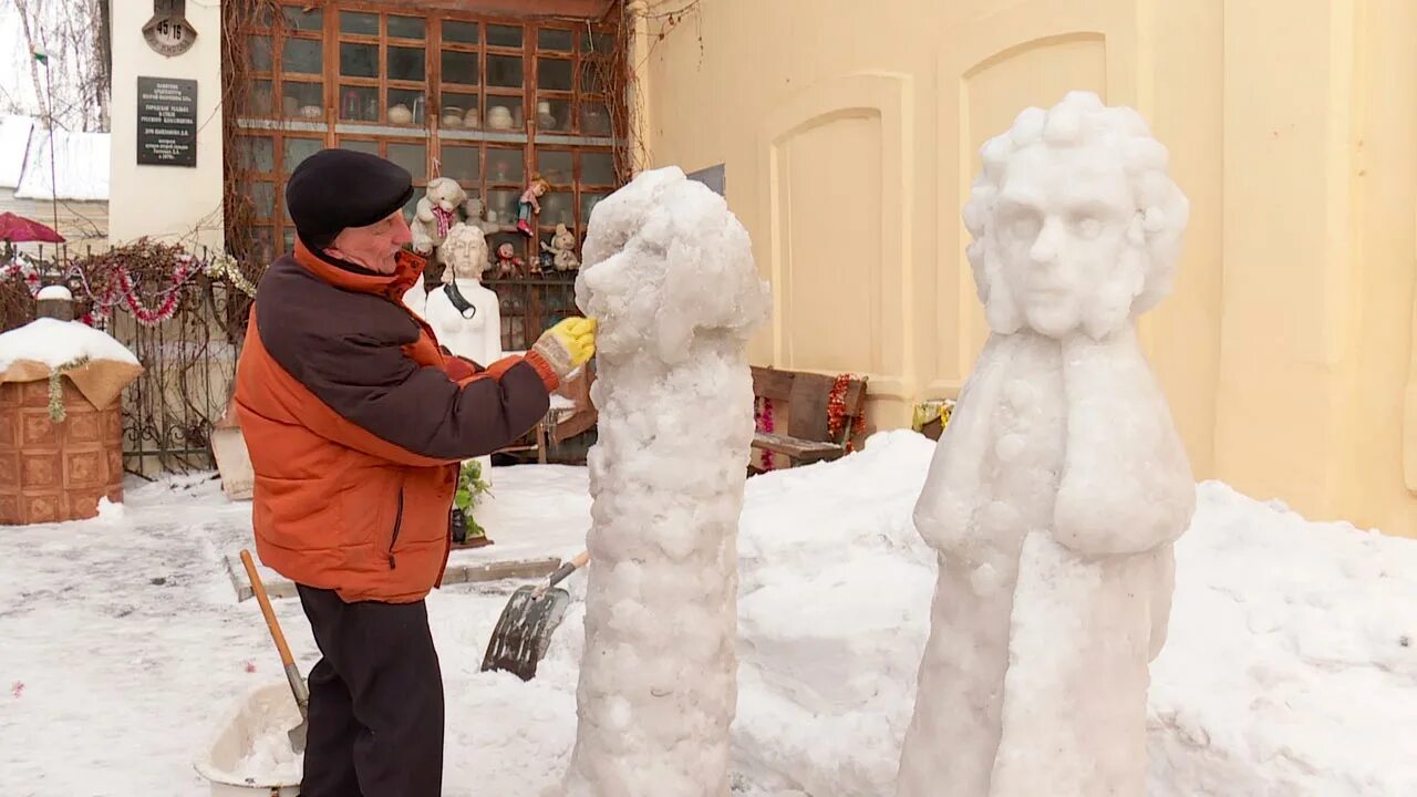 Снежная галерея. Мещовск Калужская область снежные скульптуры. Фигуры в Калуге. Толстая Снежка.