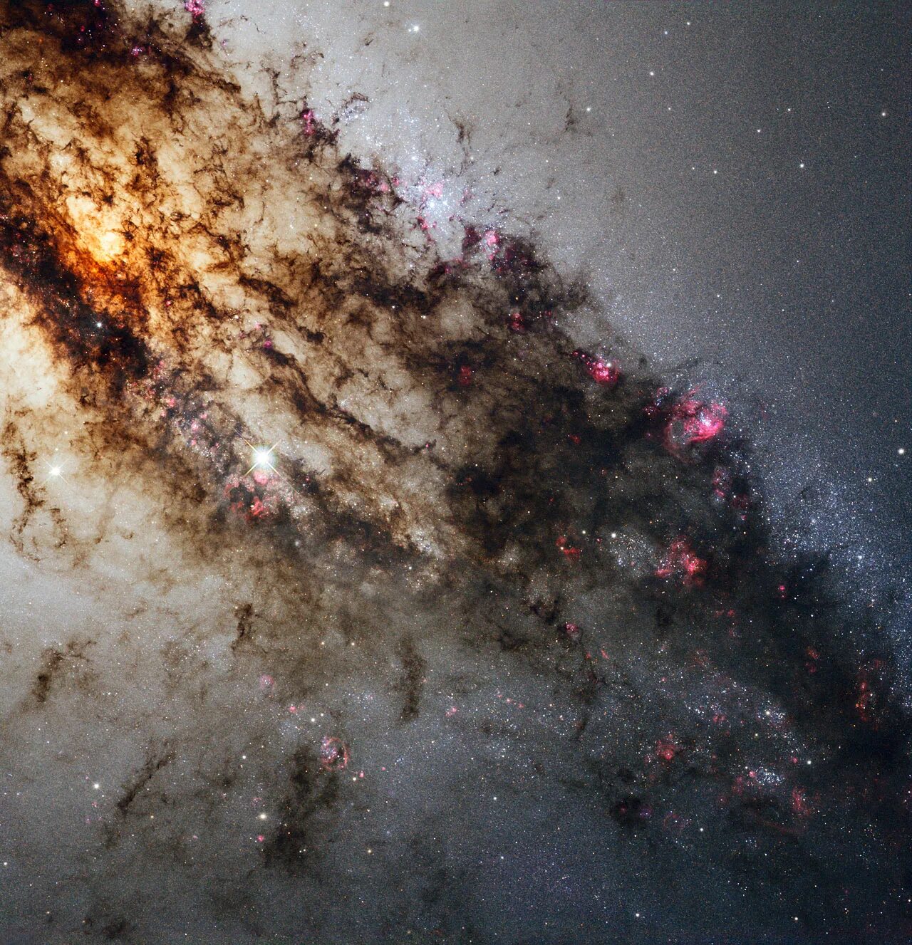 21 декабря 2005. Галактика Центавр а NGC 5128. Альфа Центавра Хаббл. Радиогалактика Центавр а. НАСА снимки телескопа ХАБЛ.