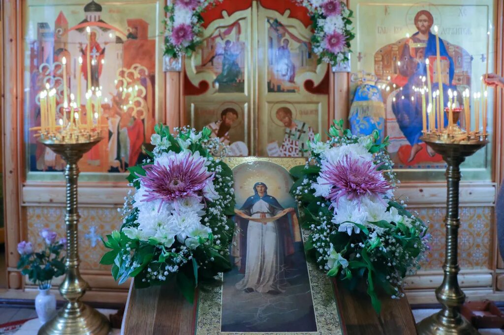 церковная флористика на покров пресвятой богородицы. плащаница покров пресвятой богородицы. рождество пресвятой богородицы храмовая флористика. храмовая флористика на покров пресвятой богородицы. храм в честь иконы «покров пресвятой богородицы».