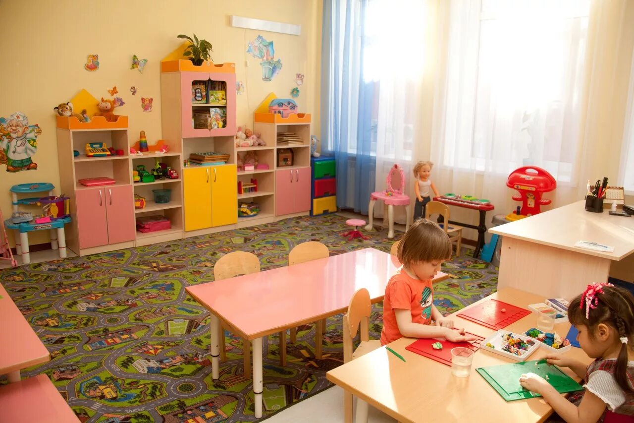 Помощник воспитателя в частный сад. Ясельная группа в детском саду. дошкольная группа в детском саду. интерьер группы в детском саду. младшая группа в детском саду.