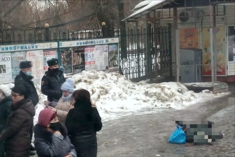 Мужчина умер на остановке. Остановка с людьми в Саратове. Парень на остановке.