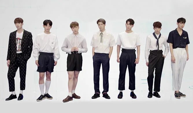 Два друга мальчика. Белая футболка. Teen boy looking book. Boys plan. Футболка мужчина.