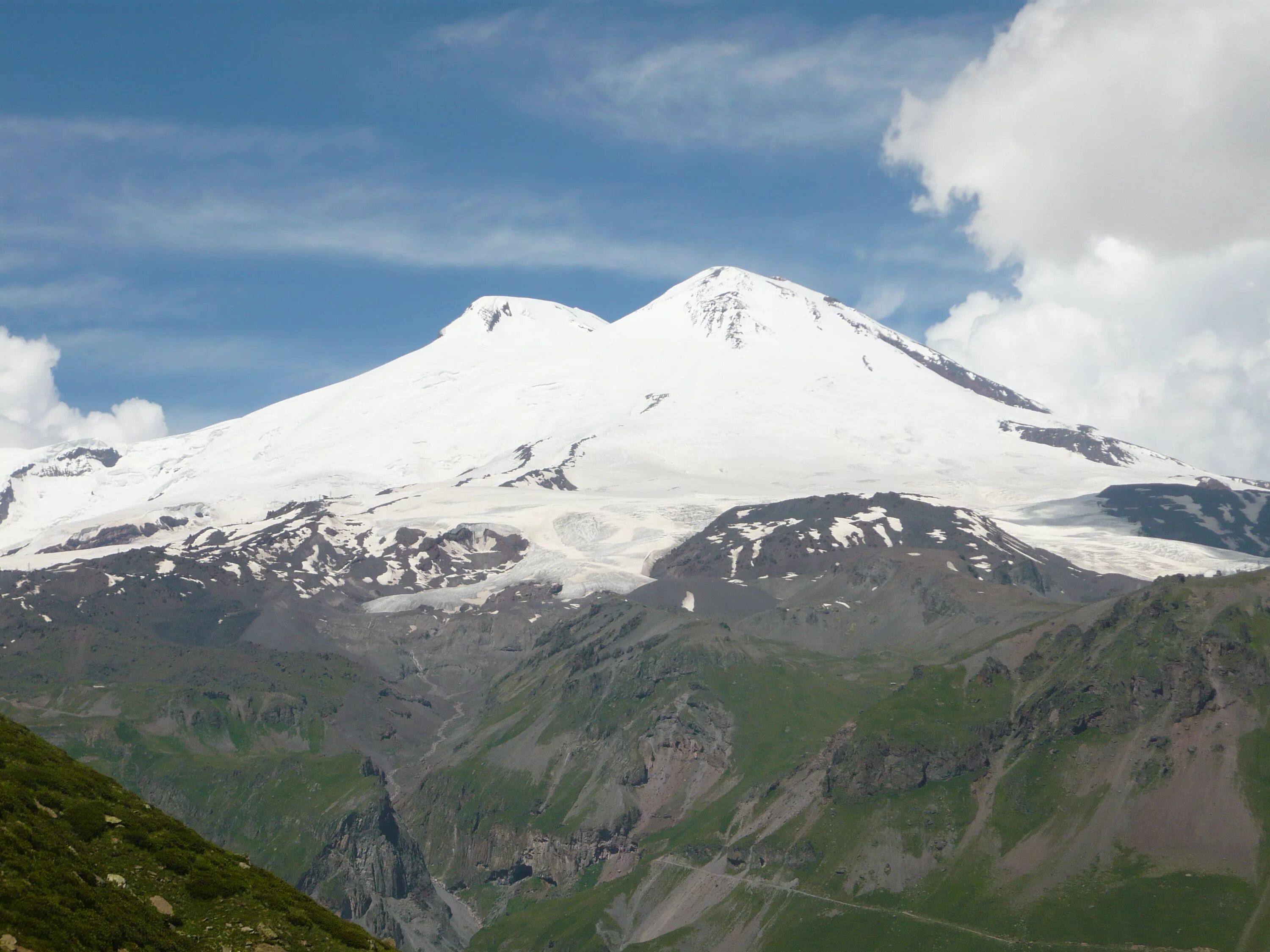 2 вершины эльбруса. Гора Эльбрус. Горная вершина Эльбрус. Эльбрус гора 3500 метров. Эльбрус гора летом.
