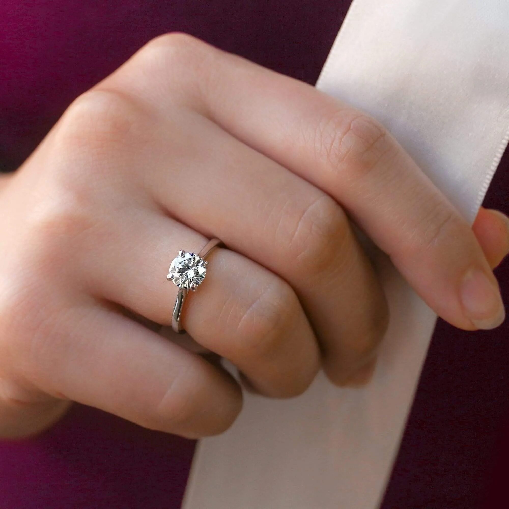 Стоит 1 карат бриллианта. 1.75 Carat Engagement Ring. Обручальное кольцо три карата.