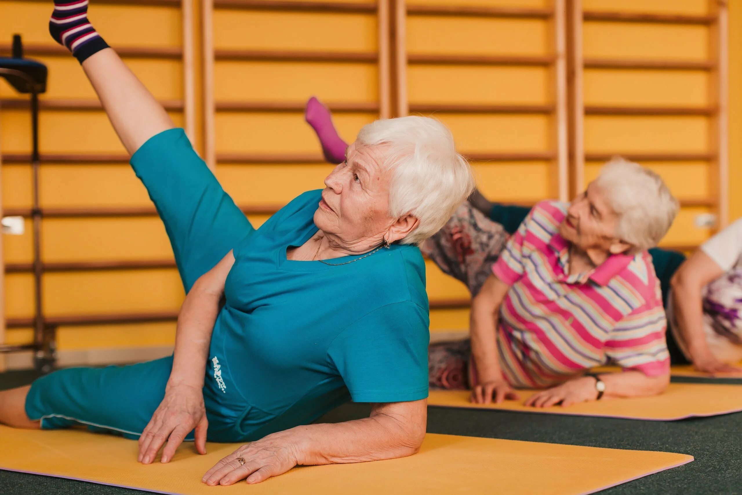 Фитнес для пожилых. Спортивные люди. Физкультура для пожилых. Зарядка для суставов для пожилых людей. Зарядка для суставов для пожилых людей.