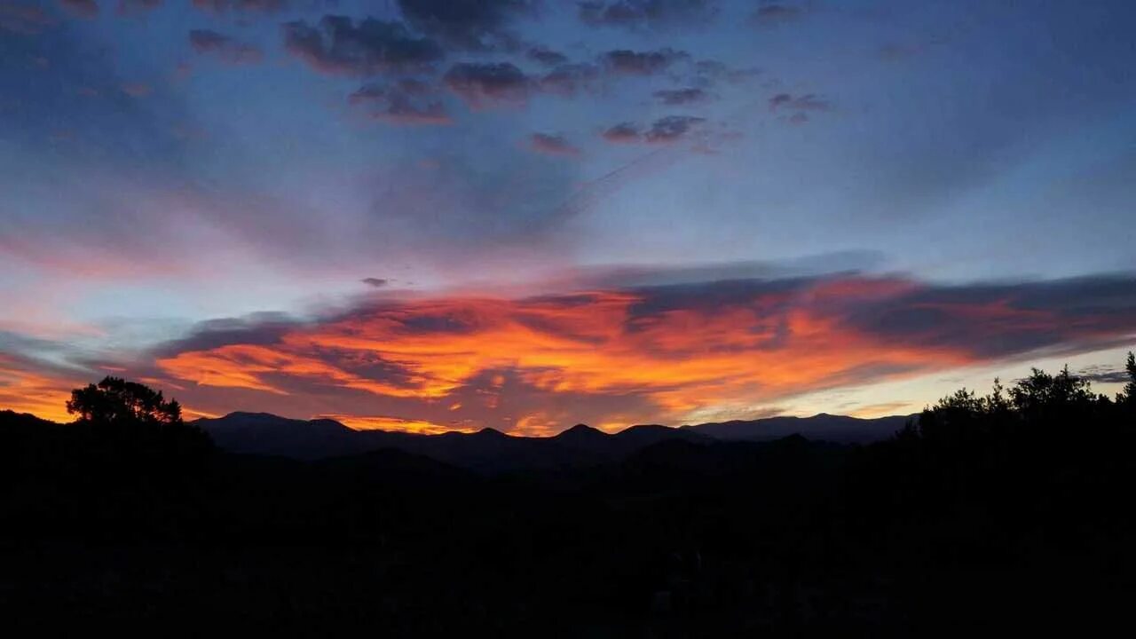 Sunset hills. Закат на холме. Закат на холме. Sunset hills. Закат на холме.