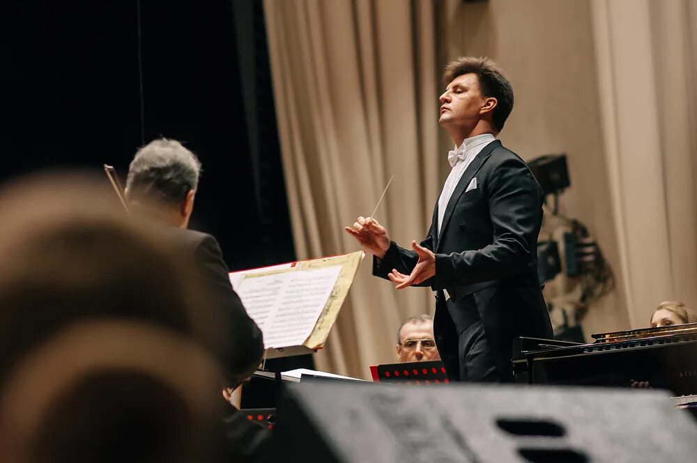 дербилов дирижер. илья дербилов. дербилов дирижер киров. дирижёр вятского симфонического оркестра. дербилов дирижер.