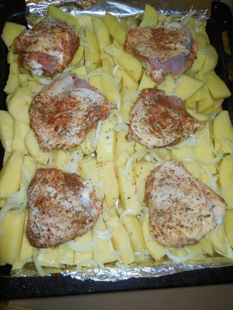 Рецепт куриных бедрышек с картошкой. Запечь куриные бедрышки с картошкой в духовке. куриные бёдрышки с картошкой в духовке. куриные бедрышки с картофелем в духовке. запеченная картошка с куриными бедрами в духовке.