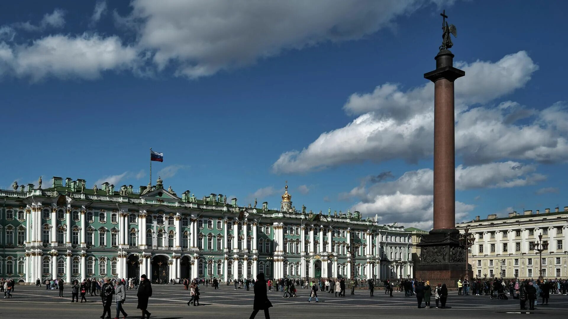 Дворцовая площадь в Санкт-Петербурге. Эрмитаж Дворцовая площадь. Зимний дворец и Дворцовая площадь Санкт-Петербург. Эрмитаж Санкт-Петербург зеленые колонны. Риа петербург