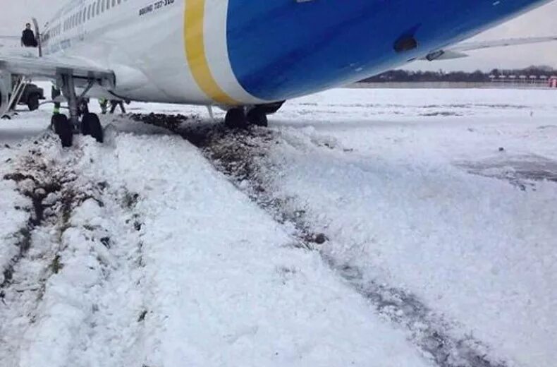 Самолет выкатился за пределы впп. Выкатывание боинг-737 ютэйр. выкатывание самолета с впп. выкатился самолет. выкатывание за пределы впп.