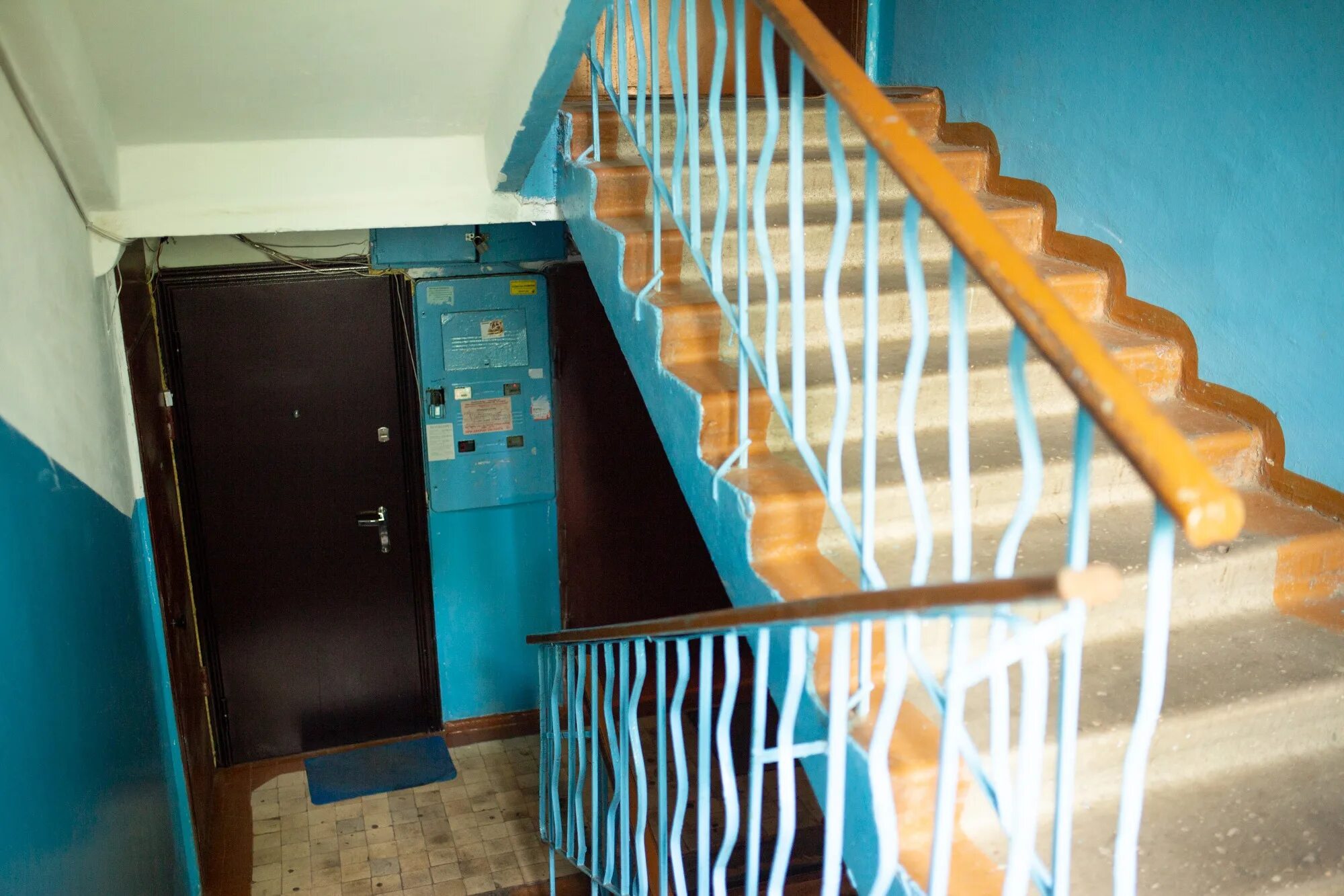 подъездные двери. подъезд вид из квартиры. пять квартир в одном подъезде. подъезд квартиры. подъезд в хрущевке 1 этаж.