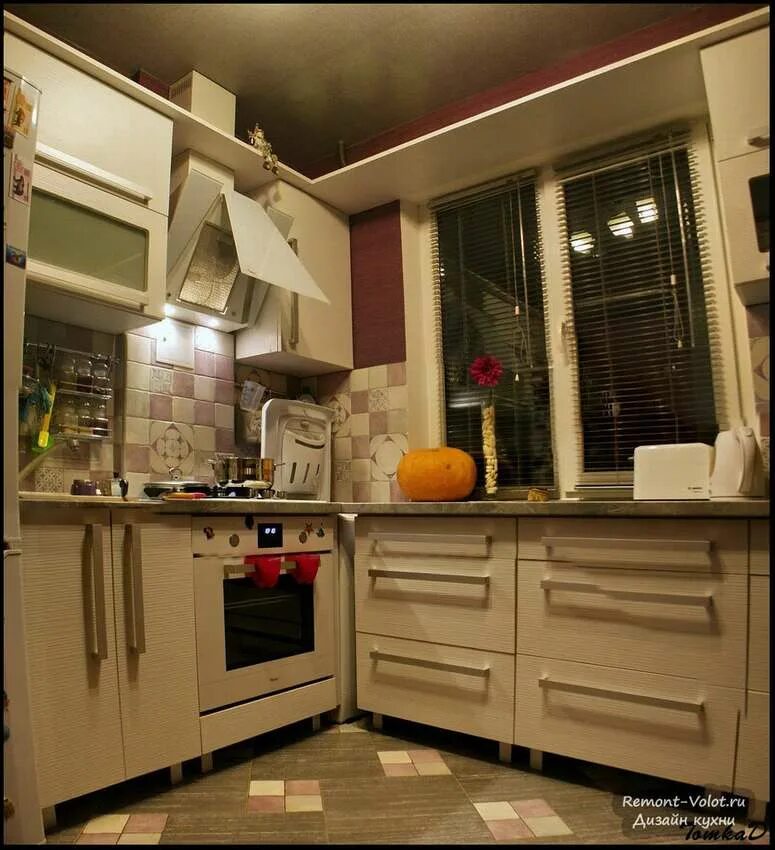 Кухня углом с окном. Маленькие кухни с окном. Угловая кухня с рабочей зоной. Небольшая кухня с окном. Ремонт волот кухня
