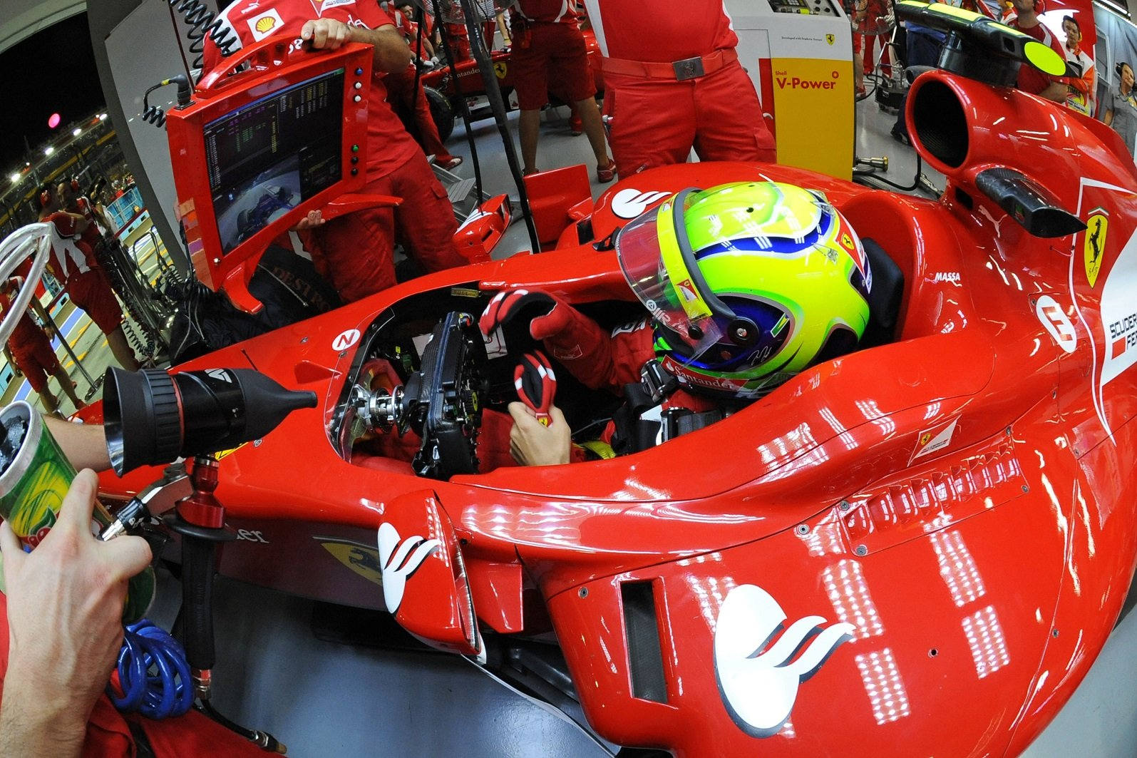 Формула 1 внутри. Кокпит формулы 1. формула 1 кабина пилота. ferrari f1 2025 cockpit. гонщик внутри болида.