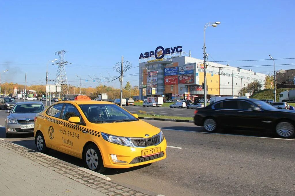 Такси аэропорт шереметьево казанский вокзал. Стоянка такси. Такси на дороге. Стоянка такси в Москве. Дорогое такси.