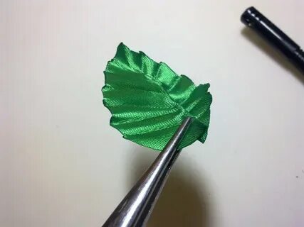 Как сделать листик из атласной ленты
