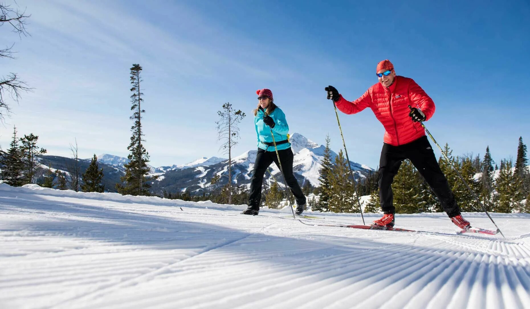 Cross country ski. Беговые лыжи. Кросс Кантри лыжи. Лыжные гонки природа горы. Лыжные гонки панорама.