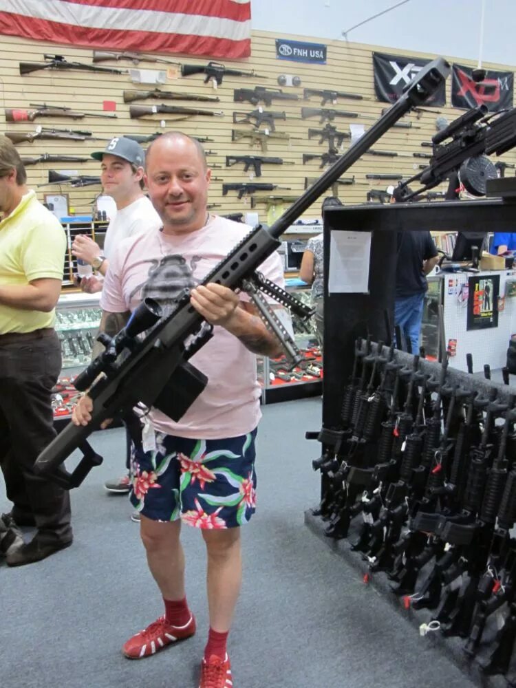 Самые мощные товары. Оружейный магазин в Техасе США. Магазин оружия в США. Оружейный магазин в Америке. Американские оружейные магазины.