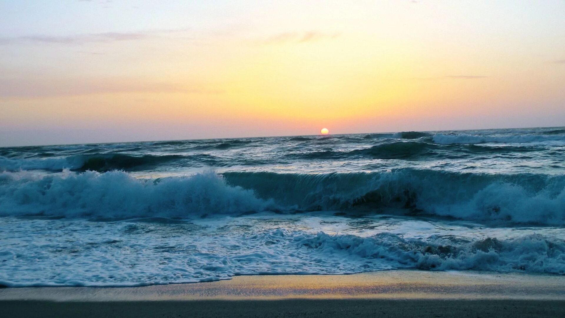 Разное состояние моря. Море фото. Море, волны. Пляж волны. Маленькие волны на море.