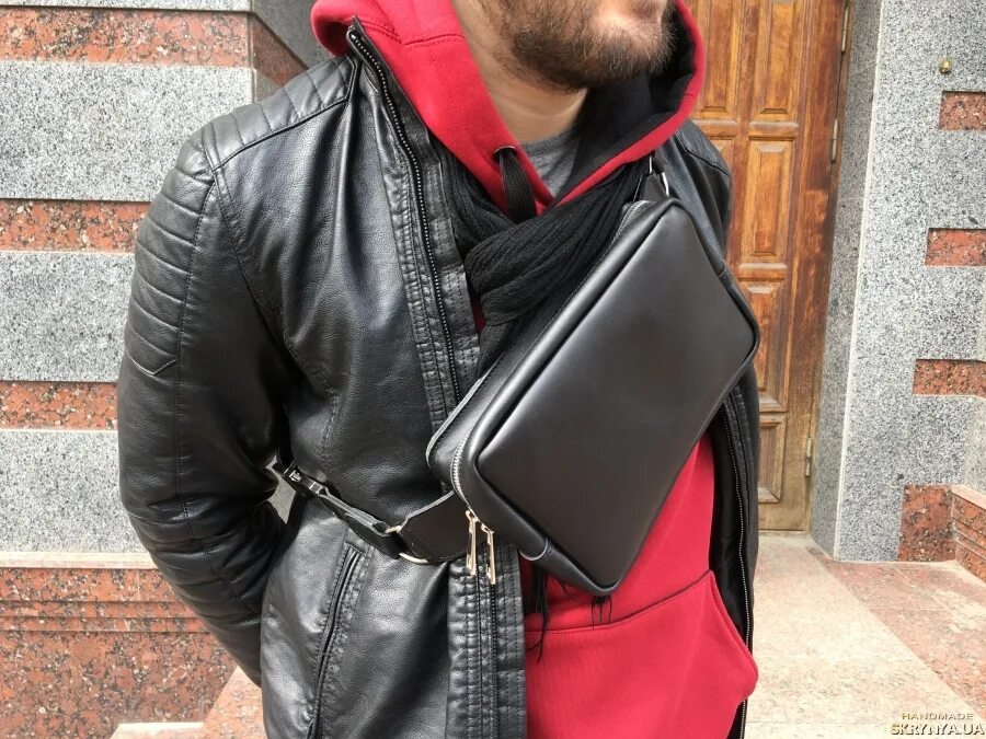 Бананка сумка мужская кожа. Кожаные сумки бананки мужские. Сумка бананка мужская кожаная. Сумка бананка из кожи мужская. Сумка бананка karl lagerfeld.