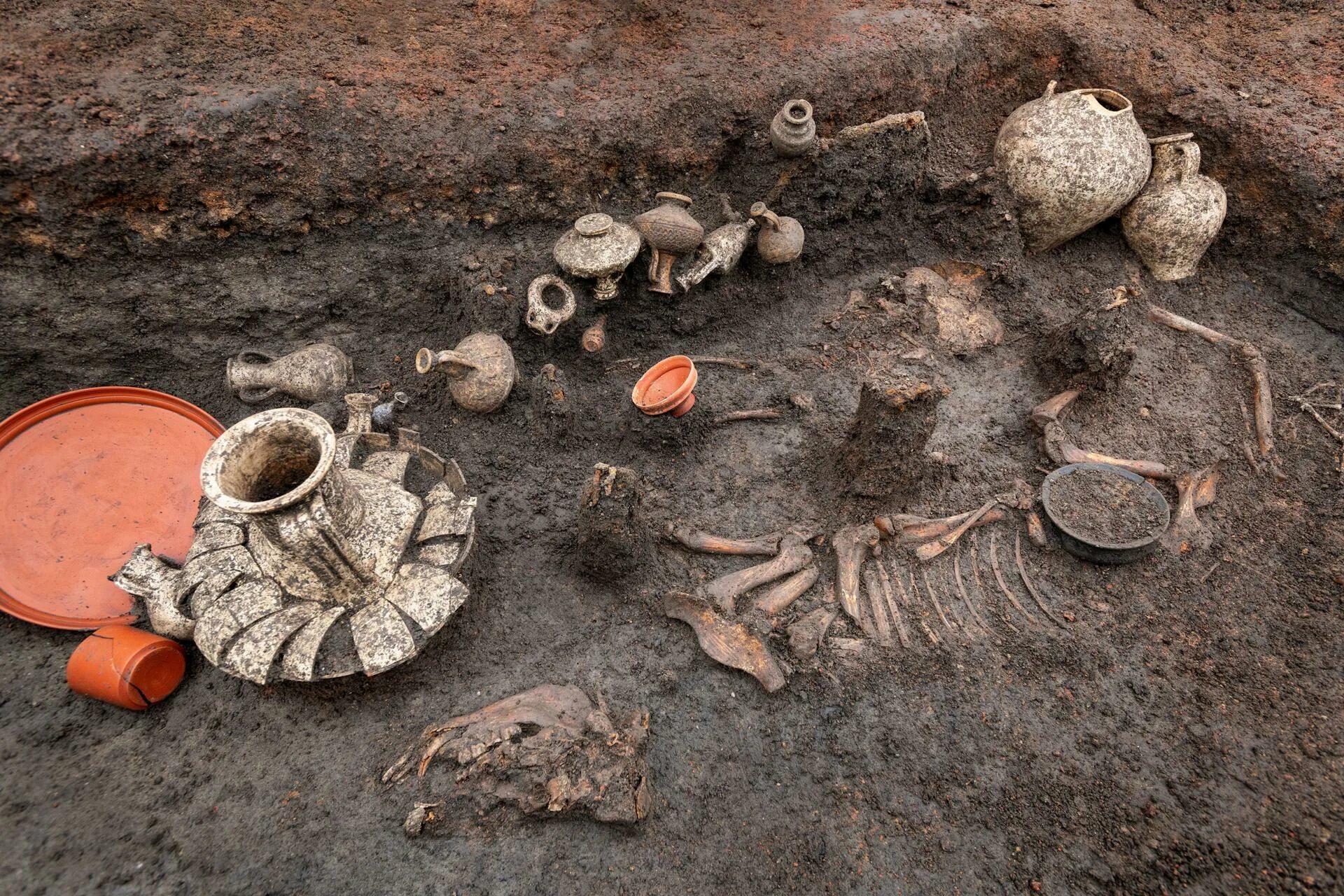 Древние захоронения детей. Археологические находки. Французские археологи.