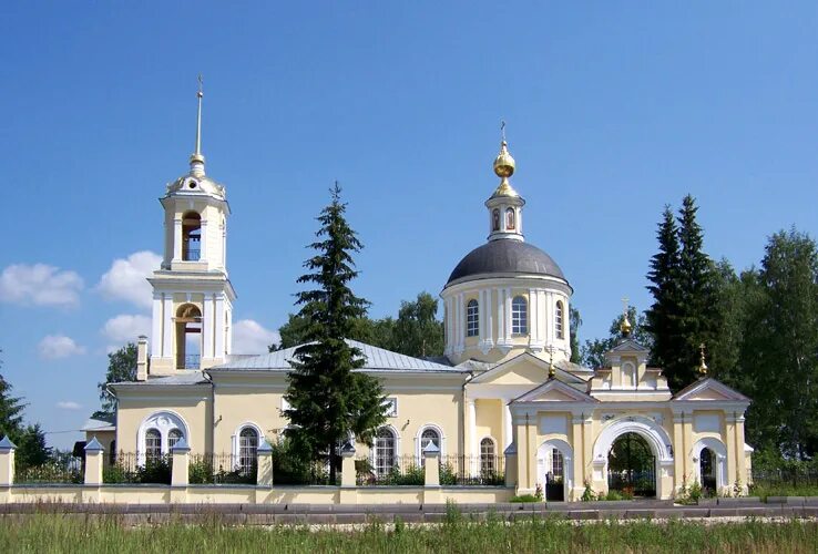 Поселок обухово. Храм Петра и Павла в Обухово. Храм Петра и Павла в Обухово Ногинского района. Храм Петра и Павла Ногинский район. Посёлок Обухово Ногинский район.