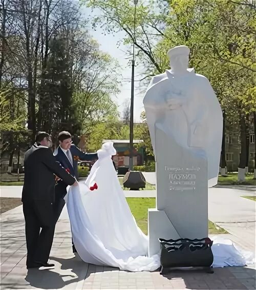 Памятник наумову в обнинске. Памятник наумову. Курчатов памятник обнинск. Памятник наумову. Памятник наумову в обнинске.