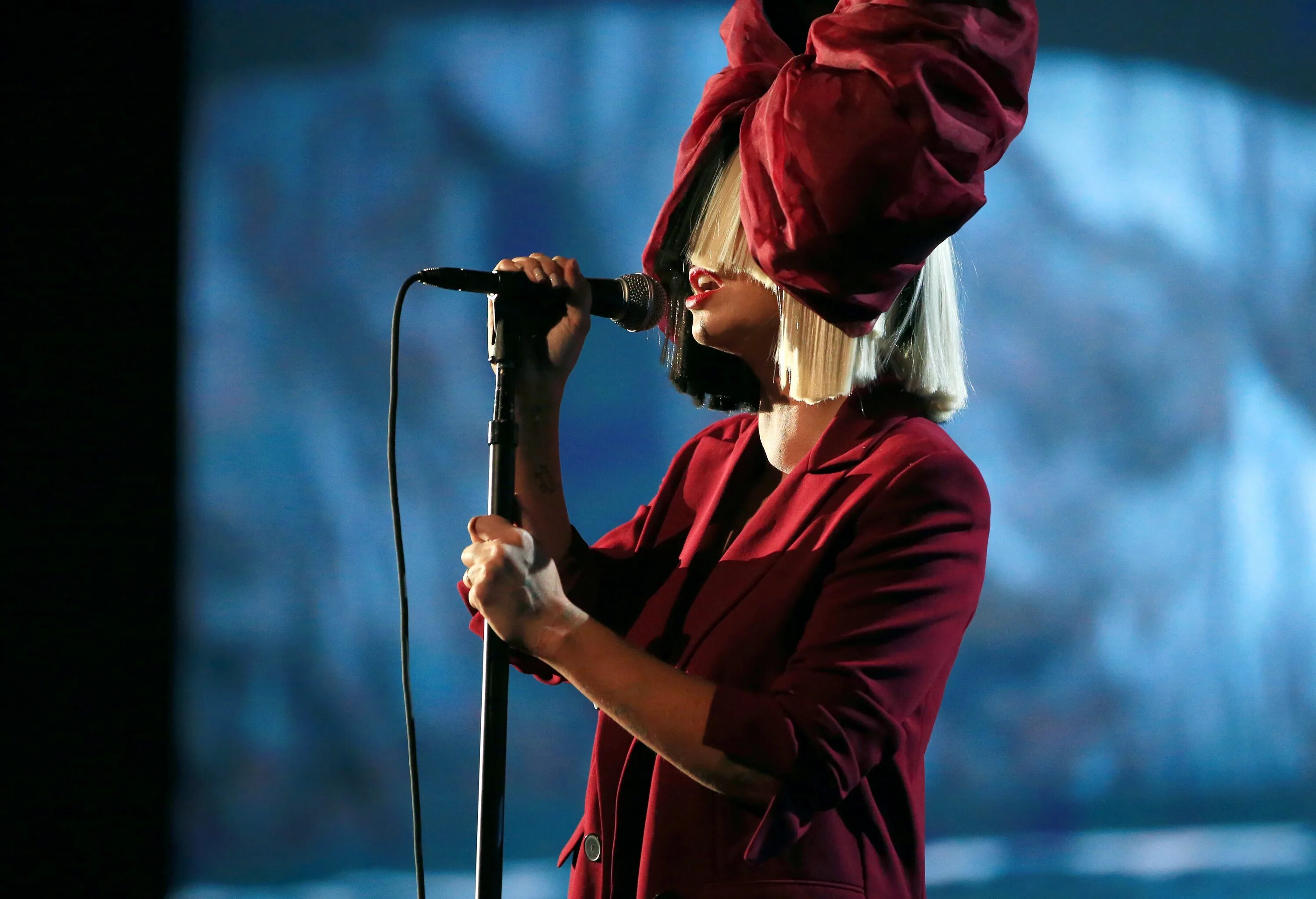 Sia breathe me. Сиа песни хорошее качество. Сиа песни хорошее качество. Сиа кейт изобель фёрлер. Сия ферлер.