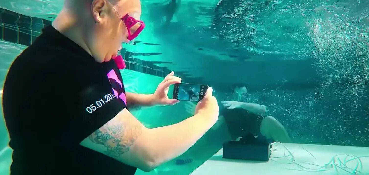Айфон 15 под водой. Самсунг под водой. Самсунг s21 съемка под водой. Съемка iphone под водой. Съемка под водой на телефон.