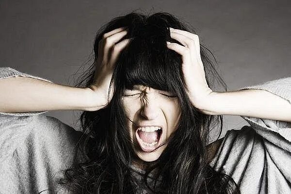 Девушка в отчаянии. Меган фокс. Брюнетка кричит. Девушка брюнетка смеется. Дерзкая брюнетка.