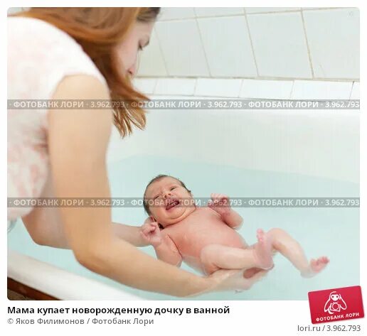 Мама купается пока в машине. Мама купает дочку. мама купается с папой. мать купает дочь. купаем дочку в ванной.