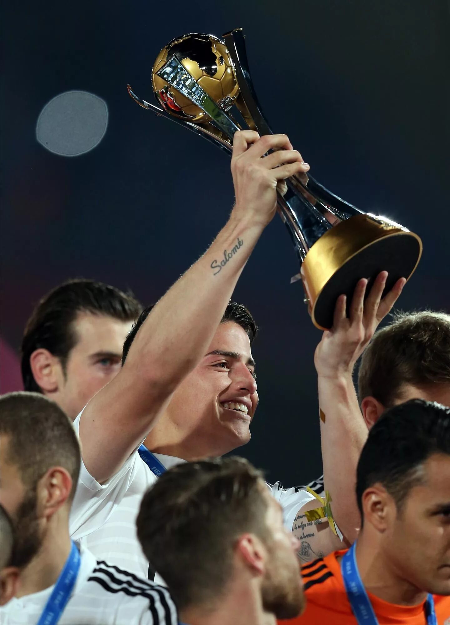 Хамес Родригес с Кубком. Хамес Родригес трофей см 2014. Фото футбол кубок