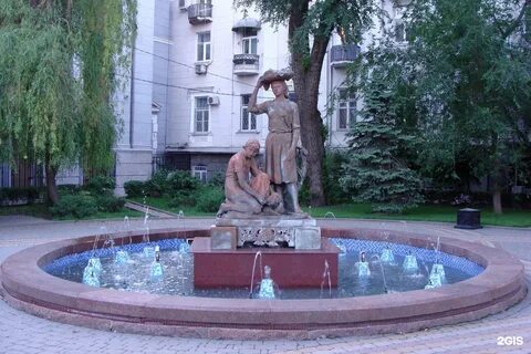 В сквере возле дома было так тихо