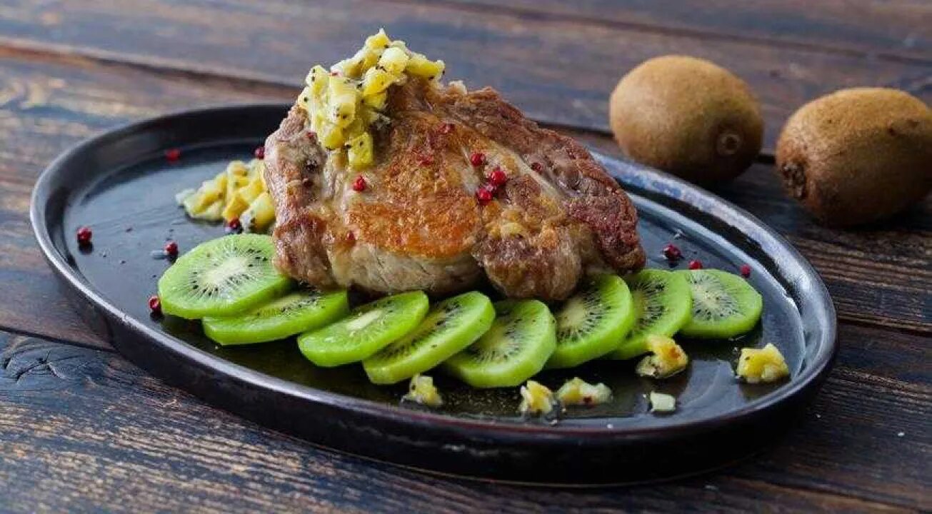 Маринад с киви. Мясо с киви маринад. мясо запеченное с киви. маринад для шашлыка с киви. свинина с соусом киви.